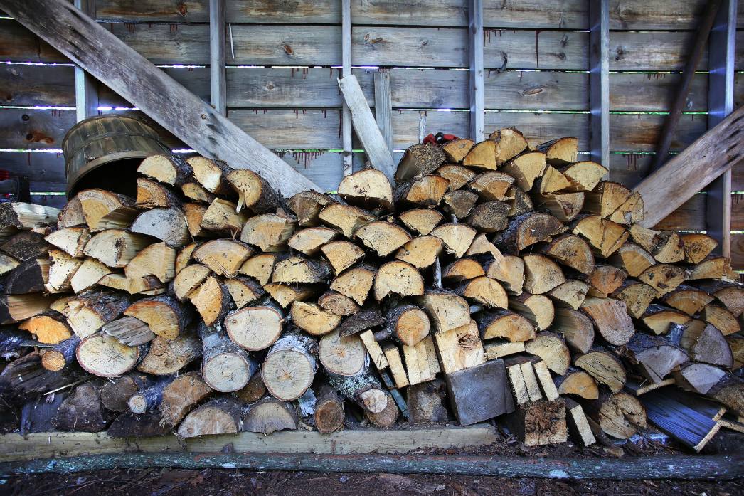 drewno suszące się w wiacie - drewutni