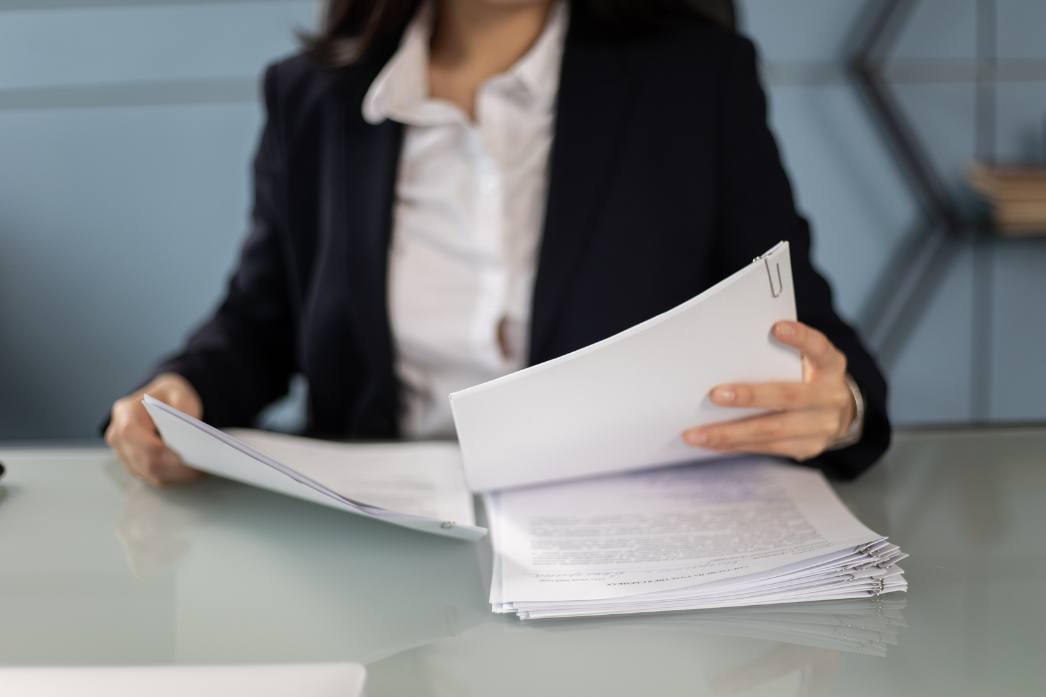 kobieta czyta spis obowiązków pracowników i pracodawcy