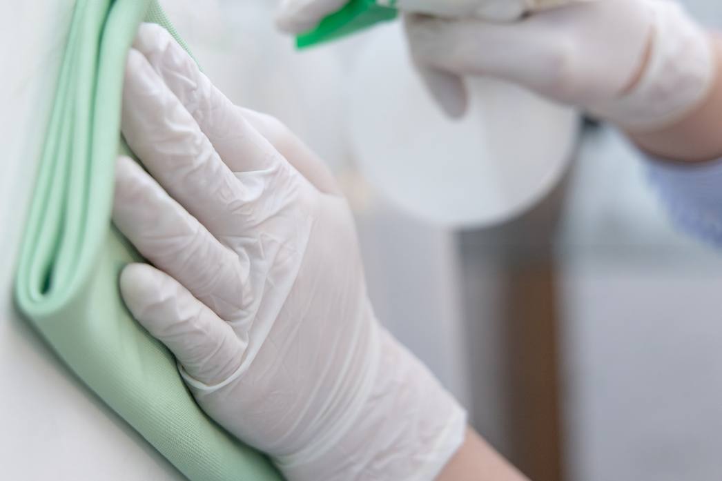 mycie białych drzwi ściereczką z mikrofibry i płynem