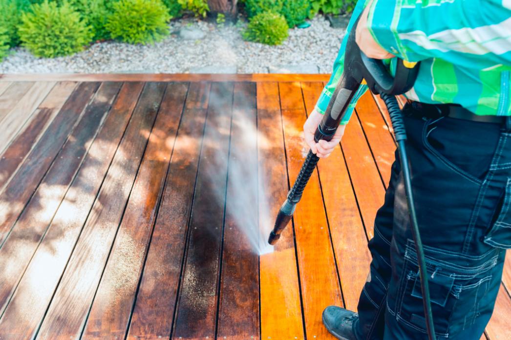 mycie drewnianego tarasu myjką ciśnieniową