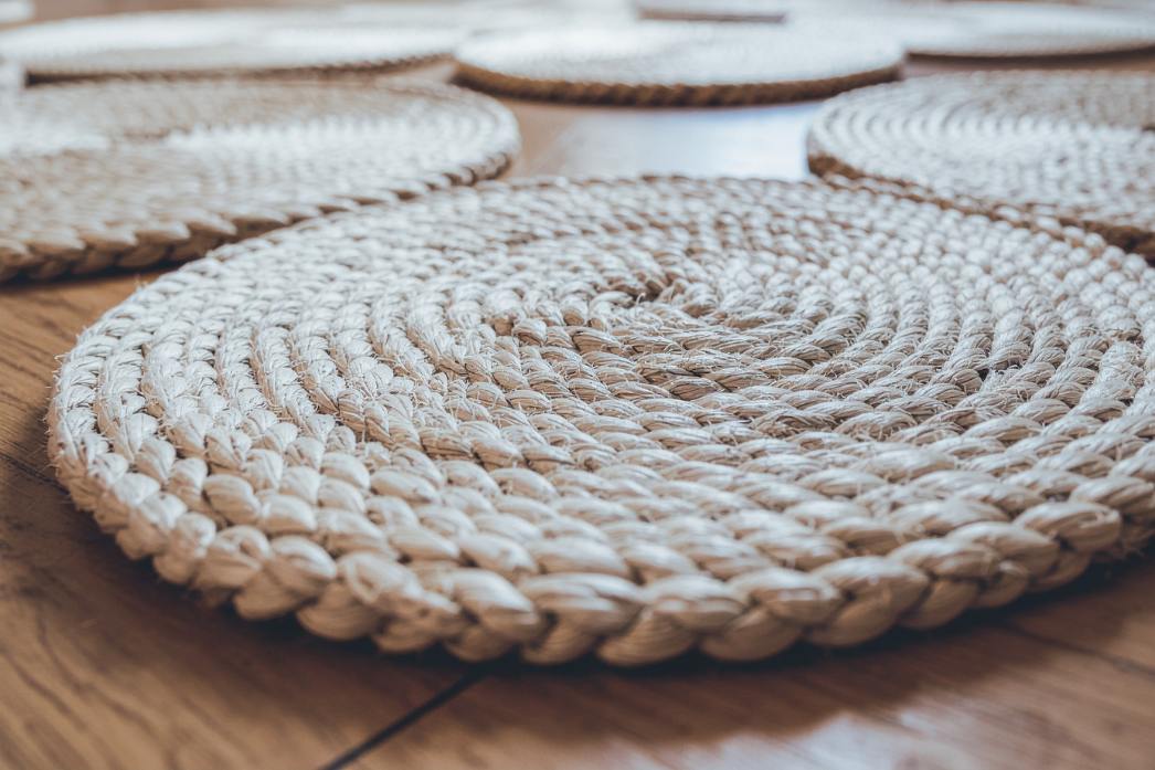 podkładki ochronne na drewnianym stole