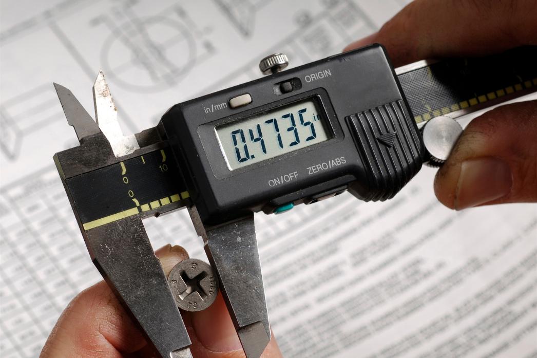 pomiar łba wkręta suwimiarką