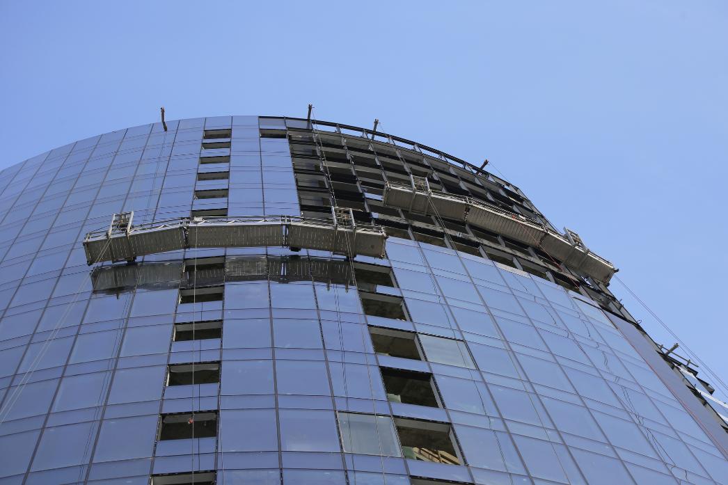 rusztowanie wiszące na szczycie wieżowca