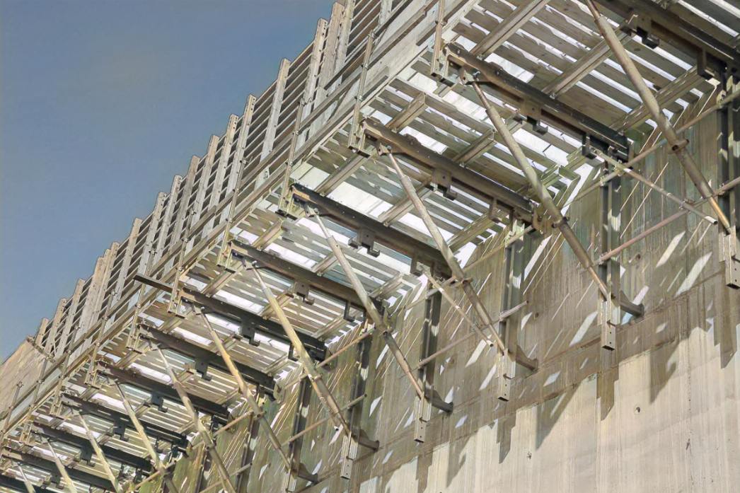 przykład rusztowania wspornikowego przy konstrukcji
