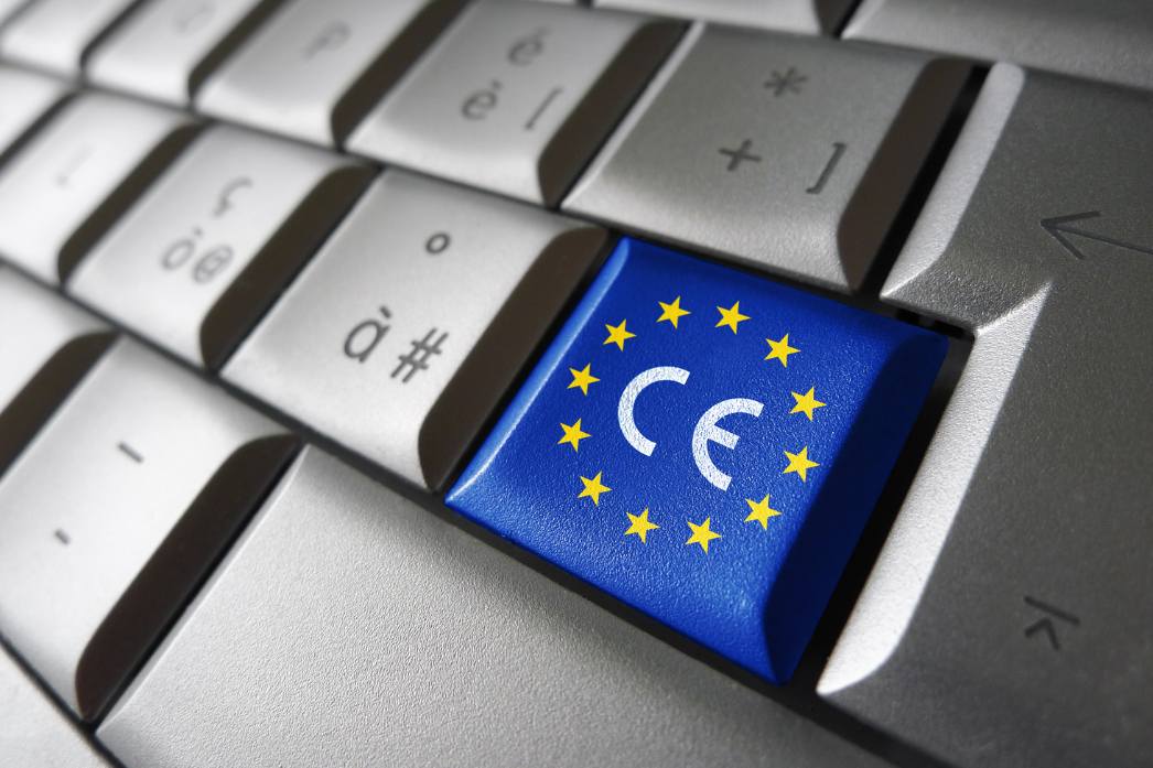 oznaczenie CE na tle flagi Unii Europejskiej