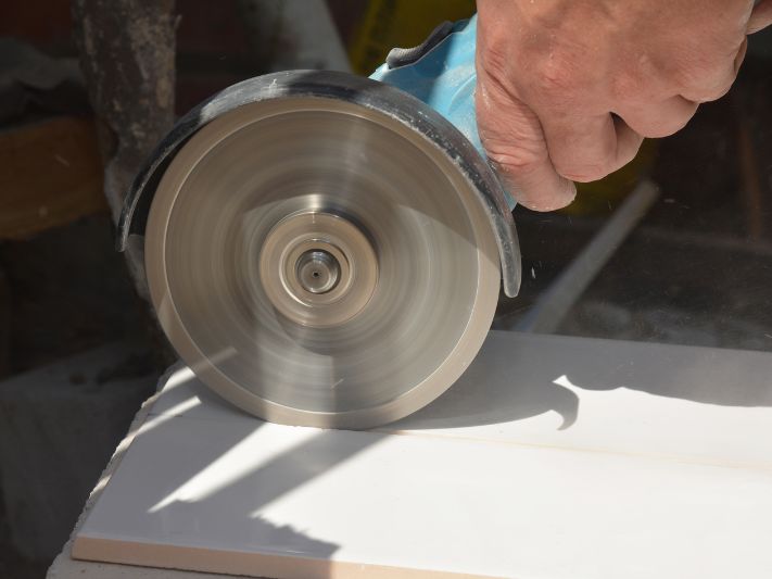 Jaka tarcza do cięcia płytek ceramicznych? Prawidłowe przecinanie