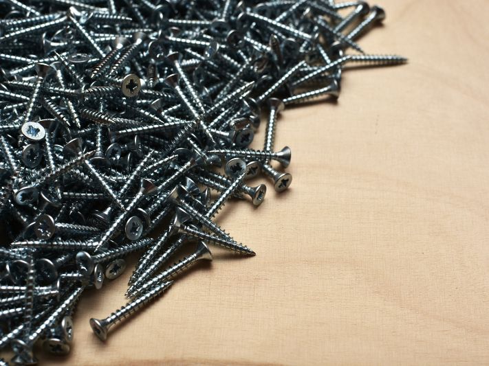 Jak wkręcać wkręty do metalu?