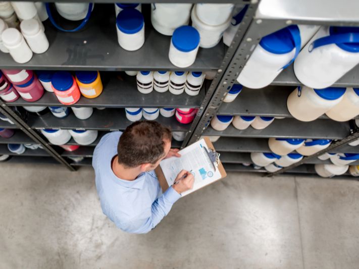 Jak przechowywać i dozować chemię profesjonalną? Poradnik dla firm