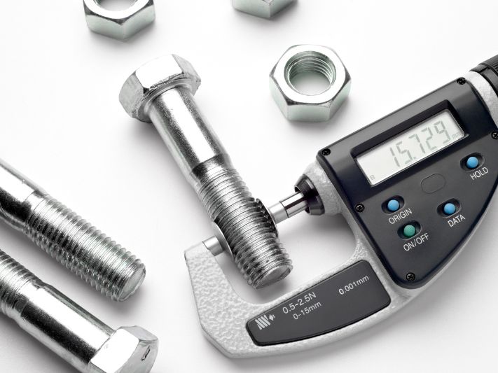 Jak mierzyć wkręty i śruby? Poradnik