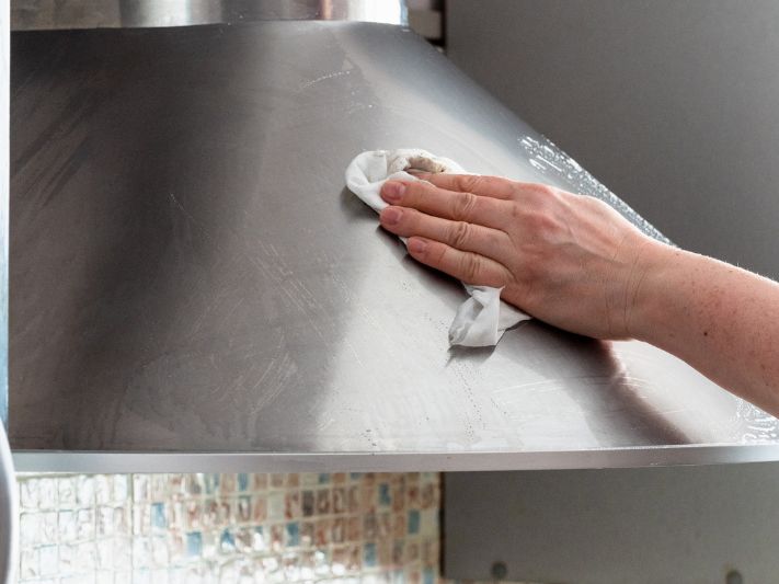 Jak bezpiecznie czyścić stal nierdzewną w gastronomii? Praktyczne wskazówki