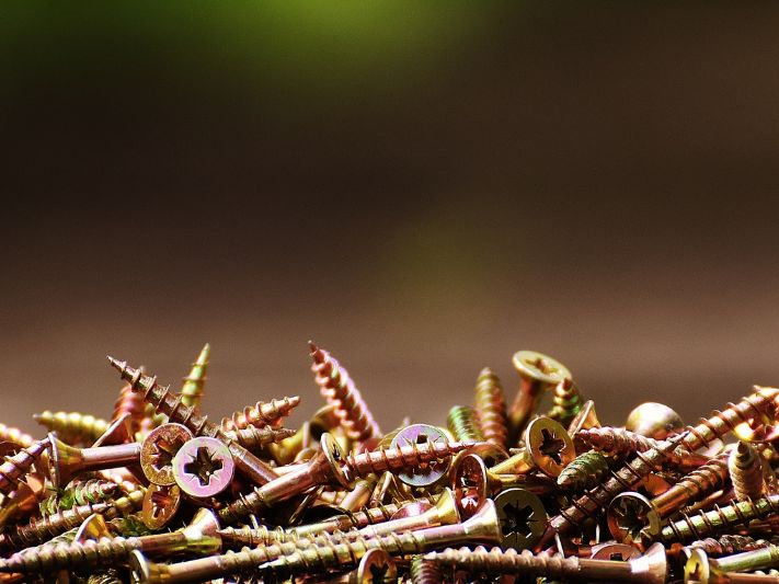 Ocynk ogniowy a galwaniczny we wkrętach – różnice i zastosowania