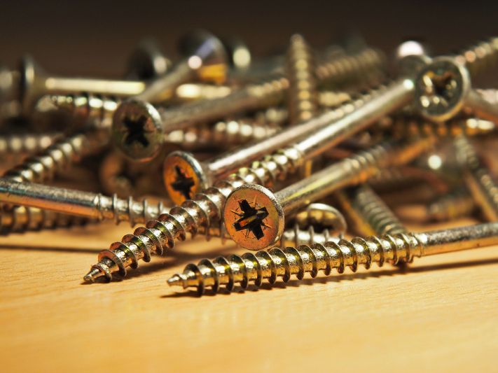 Wkręty ciesielskie do podstaw słupa - czy warto stosować te zamocowania?