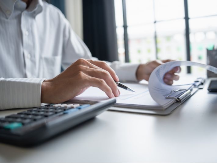 Czym jest MSDS? Najważniejsze informacje o kartach charakterystyki substancji chemicznych