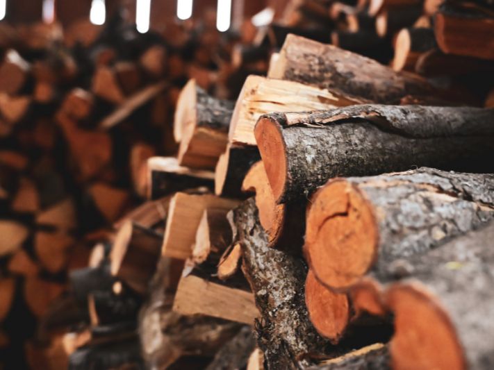 Drewutnia - jak zrobić samodzielnie? Prosta wiata na drewno krok po kroku