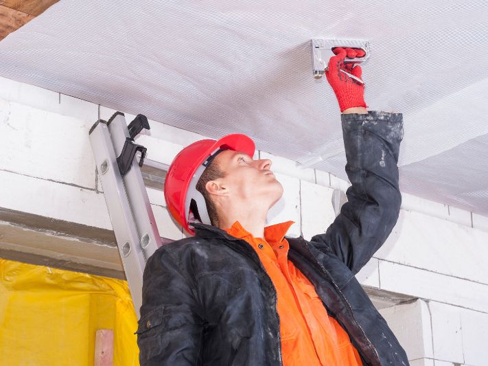 Czym skleić folię paroizolacyjną? Dobór taśmy do połączeń, naroży i przejść instalacyjnych